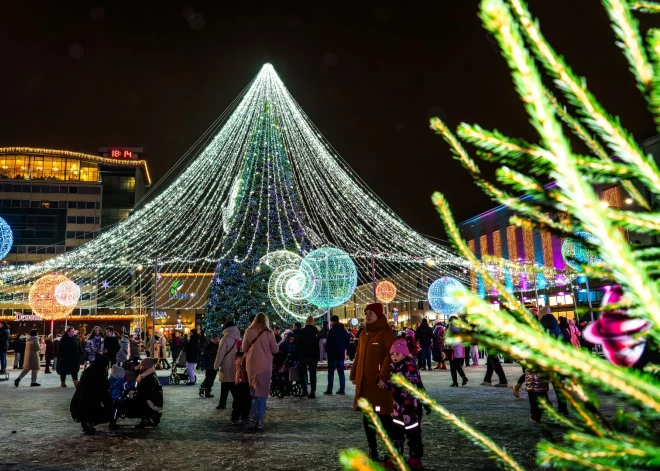 FOTO: Daugavpilī pasakainā skaistumā iemirdzējusies galvenā Ziemassvētku egle