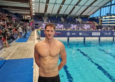 Kristaps Miķelsons labojis senu rekordu peldēšanā. 