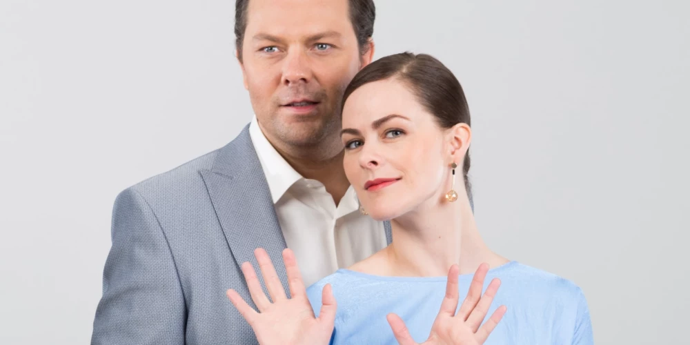 Dziedātāja un komponiste Zane Dombrovska un Latvijas Nacionālā teātra aktieris Mārcis Maņjakovs sarūpējuši sirsnīgu dāvanu klausītājiem.