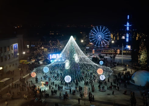 Daugavpils galvenā egle šogad visa visuma centrā.