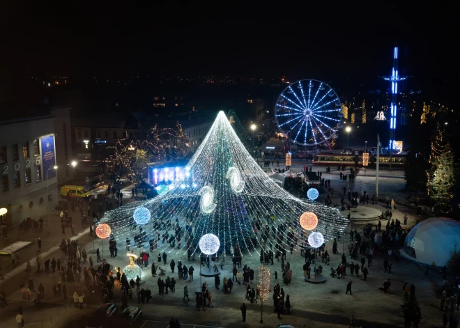 Daugavpilī iededz lielo svētku egli, pilsētā ienāk Sapņu galaktika
