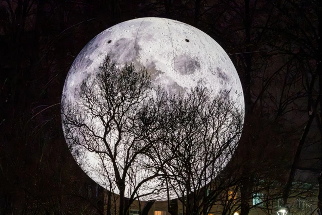 Daugavpils debesis šajos Ziemassvēkos izskatās īpaši iespaidīgi.