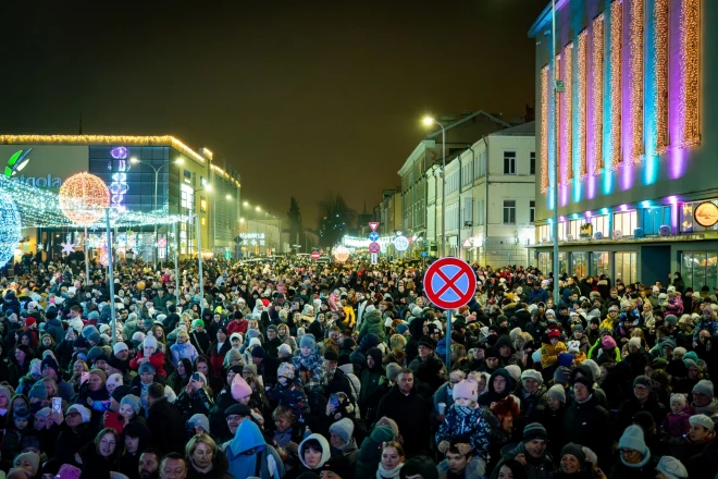 Svētku egles iedegšanu piedzīvot atnāca visu paaudžu pilsētas iedzīvotāji.