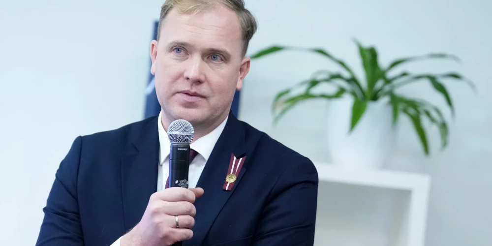 Ekonomikas ministrs Viktors Valainis norāda, ka līguma noslēgšanas process ar konsultantu par LMT un "Tet" daļu izpirkšanas darījumu notiek atbilstoši starptautiskajai praksei.