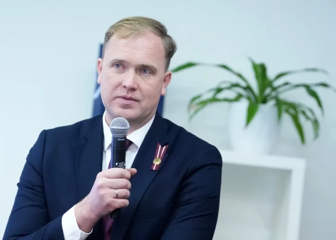 Ekonomikas ministrs Viktors Valainis norāda, ka līguma noslēgšanas process ar konsultantu par LMT un "Tet" daļu izpirkšanas darījumu notiek atbilstoši starptautiskajai praksei.