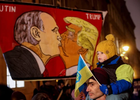 Provokatīvs plakāts ar Krievijas diktatora Vladimira Putina un Donalda Trampa skūpstu.