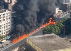 VIDEO: Ķīnā aizdegās kravas automašīna, kas pārvadāja parafīnu
