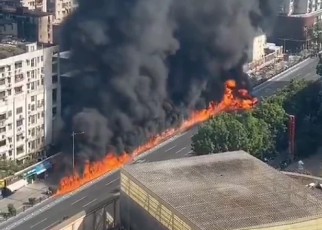 VIDEO: Ķīnā aizdegās kravas automašīna, kas pārvadāja parafīnu
