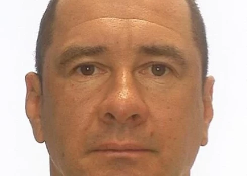 Valsts policija meklē attēlā redzamo vīrieti.