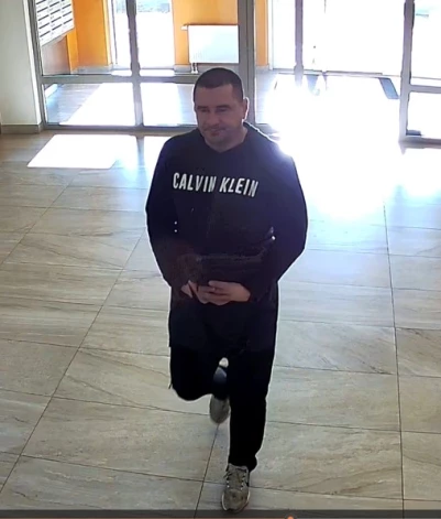 Valsts policija meklē attēlā redzamo vīrieti.