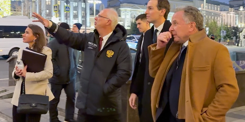 Kirils Dmitrijevs vadā Džaredu Kušneru un Stīvu Vitkofu pa Sarkano laukumu