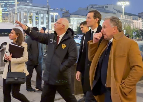 Kirils Dmitrijevs vadā Džaredu Kušneru un Stīvu Vitkofu pa Sarkano laukumu