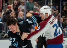 NHL līderes "Avalanche" uzbrucējs Makinons atzīts par līgas novembra labāko spēlētāju