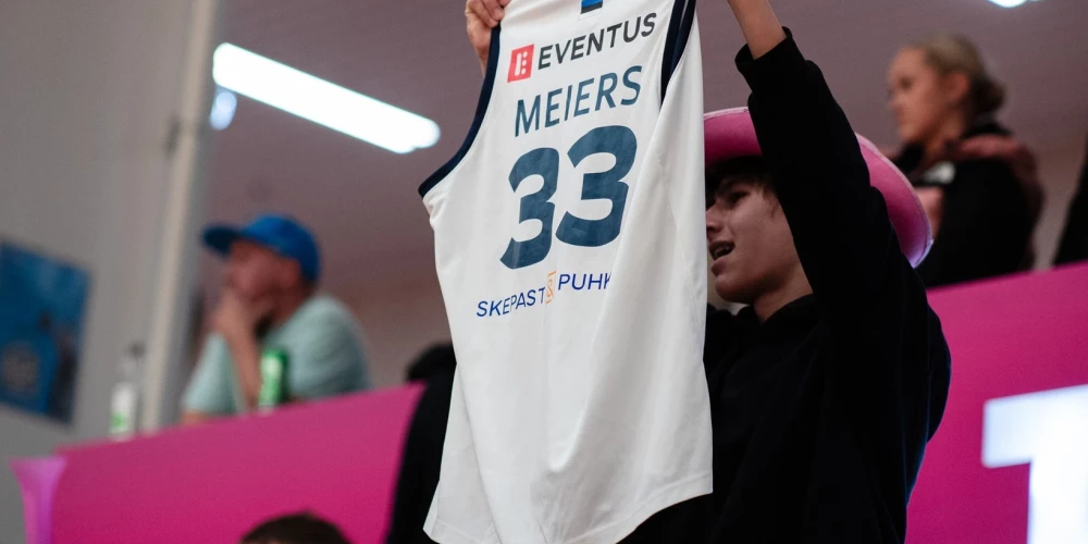 Tallinas kluba fans tur krekliņu ar Mārtiņa Meiera uzvārdu (foto: TalTech ALEXELA / Facebook)