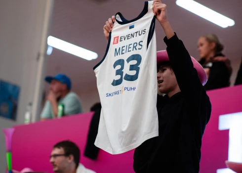 Tallinas kluba fans tur krekliņu ar Mārtiņa Meiera uzvārdu (foto: TalTech ALEXELA / Facebook)