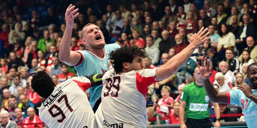 Dainis Krištopāns mēģina izlauzties caur "Benfica" aizsardzību