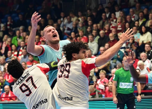 Dainis Krištopāns mēģina izlauzties caur "Benfica" aizsardzību