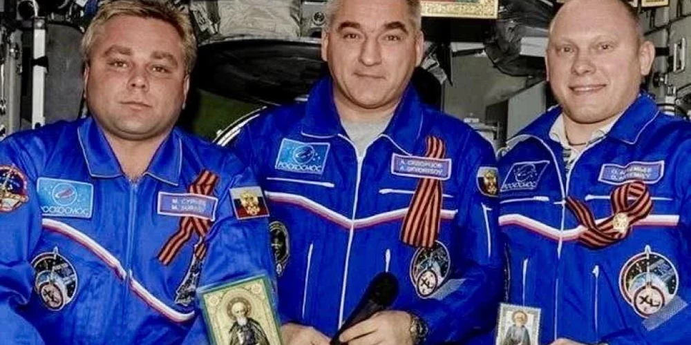 Oļegs Artemjevs (pa labi) vēl smaida (ekrānuzņēmums no "Facebook")