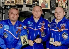 Rīgā dzimušais krievu kosmonauts Artemjevs patriekts no "Crew-12" misijas par spiegošanu. Pirms tam viņš kosmosā plātījās ar ikonām un Georga lentītēm