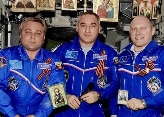 Rīgā dzimušais krievu kosmonauts Artemjevs patriekts no "Crew-12" misijas par spiegošanu. Pirms tam viņš kosmosā plātījās ar ikonām un Georga lentītēm