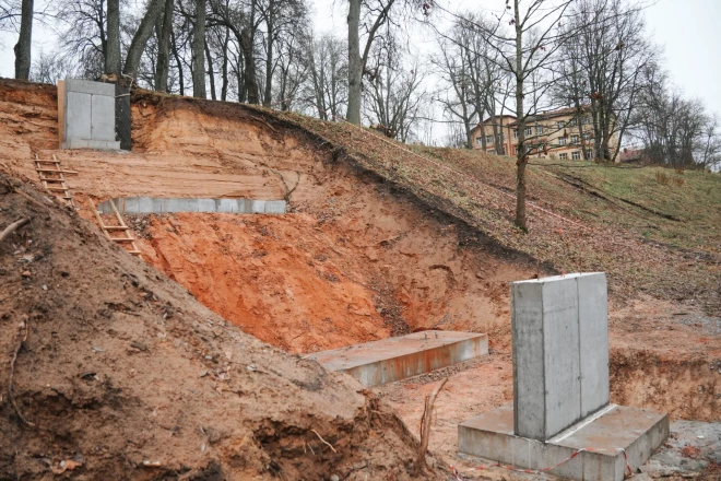 Valmierā sākta Gaujas krasta promenādes izbūve Plostnieku ielā