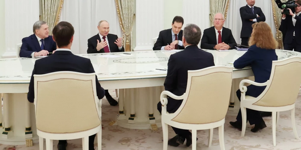 Maskavā nule notikušās ASV un Krievijas sarunas bija konstruktīvas, žurnālistiem pēc sarunām sacīja Krievijas diktatora Vladimira Putina palīgs Jurijs Ušakovs.