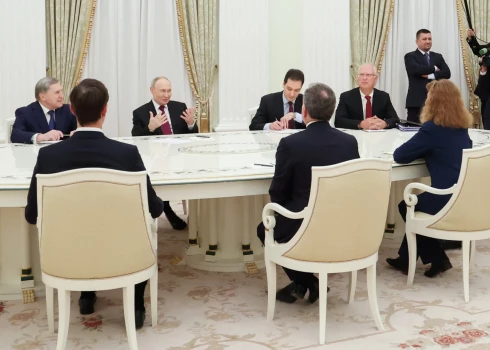 Maskavā nule notikušās ASV un Krievijas sarunas bija konstruktīvas, žurnālistiem pēc sarunām sacīja Krievijas diktatora Vladimira Putina palīgs Jurijs Ušakovs.