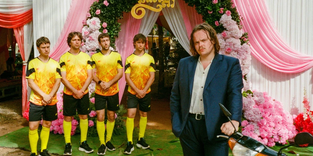 “Carnival Youth” un Fiņķis izdod kopdziesmu ar Andželīnas Džolijas šofera režisētu videoklipu.