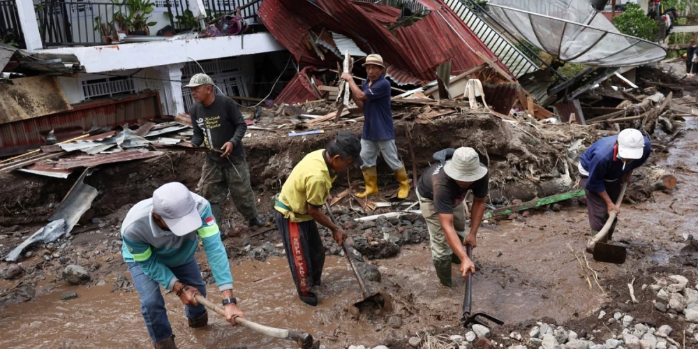 Indonēzijā bojāgājušo skaits plūdos pieaudzis līdz 753. 