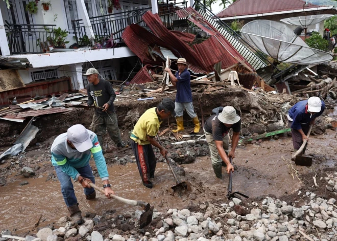 Indonēzijā turpina pieaugt bojāgājušo skaits plūdos 