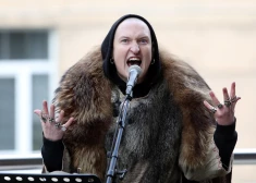 Mākslinieks Brekte par skandalozo performanci Brāļu kapos paliek nesodīts