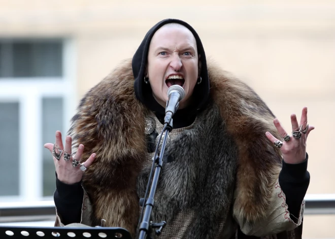 Mākslinieks Brekte par skandalozo performanci Brāļu kapos paliek nesodīts