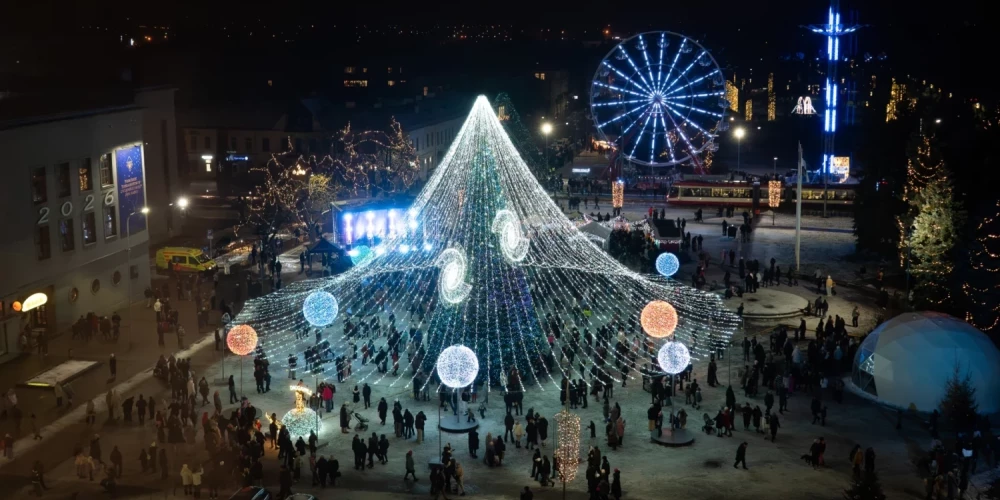 Главная ель Даугавпилса в этом году — в самом центре Вселенной.