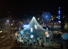 В Даугавпилсе зажглась большая праздничная ель, в город вошла Галактика Мечты