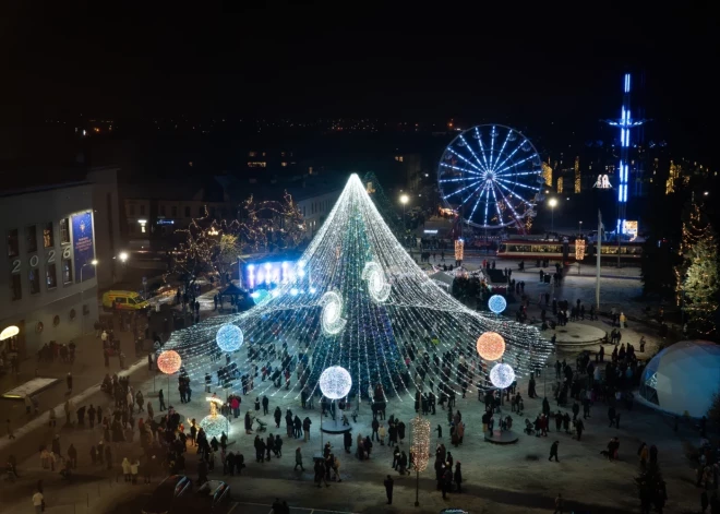 В Даугавпилсе зажглась большая праздничная ель, в город вошла Галактика Мечты