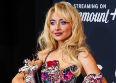 Popzvaigzne pret Balto namu: Sabrina Kārpentere iebilst pret viņas dziesmas izmantošanu politiskiem mērķiem