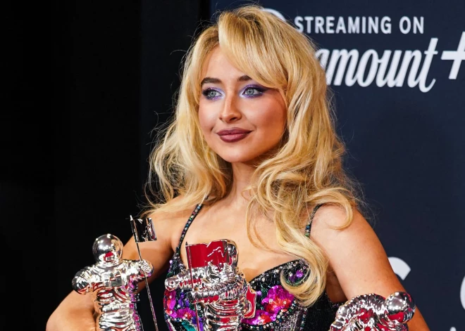 Popzvaigzne pret Balto namu: Sabrina Kārpentere iebilst pret viņas dziesmas izmantošanu politiskiem mērķiem