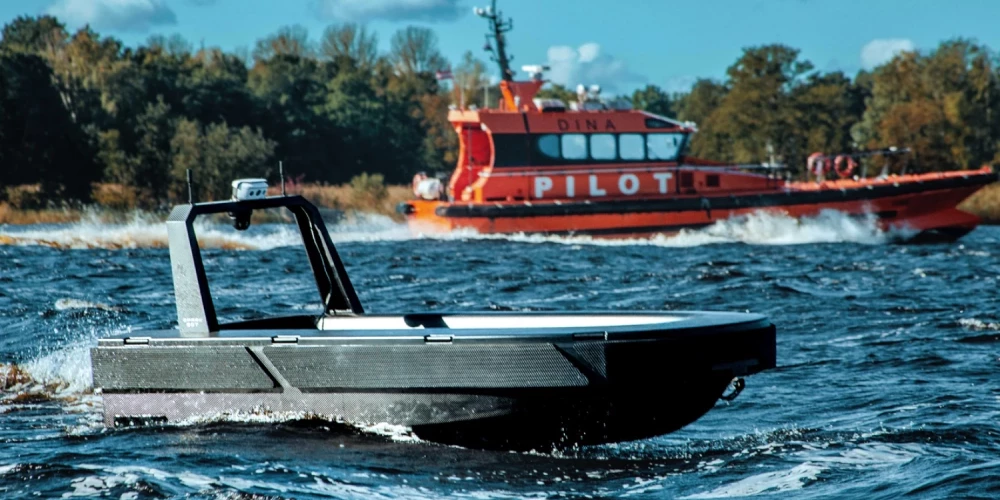 Rīgas ostā radīto viedo tehnoloģiju klāstu papildina peldošais drons SPARK Bot.