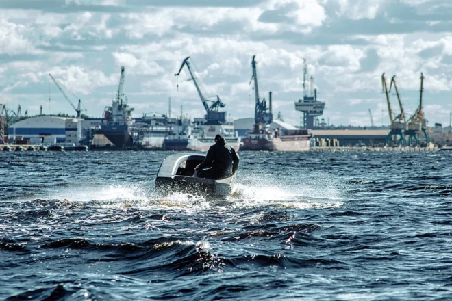 Rīgas ostā radīto viedo tehnoloģiju klāstu papildina peldošais drons SPARK Bot. 