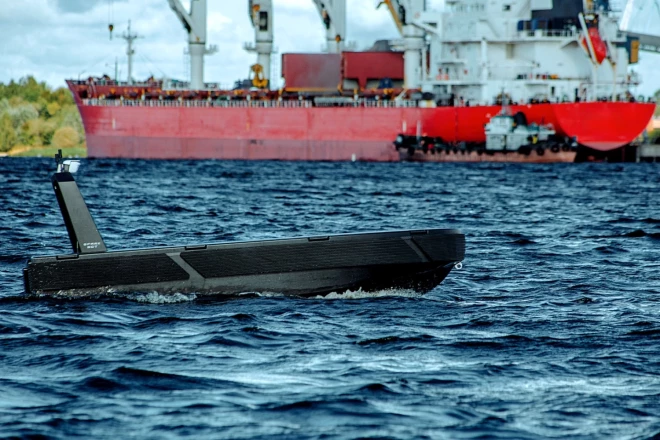 Rīgas ostā radīto viedo tehnoloģiju klāstu papildina peldošais drons SPARK Bot.