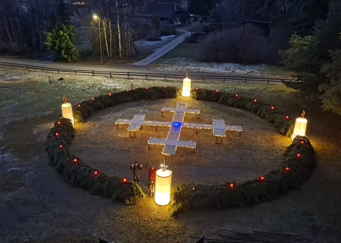 Skultes baznīcas Lielais Adventa vainags atrodas Skultē, Skultes pagastā, Limbažu novadā un to aplūkot iespējams jebkurā diennakts laikā iepretim baznīcai. 