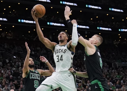 Kristaps Porziņģis vēl "Celtics" sastāvā cenšas aizsardzībā ierobežot Janni Adetokunbo.