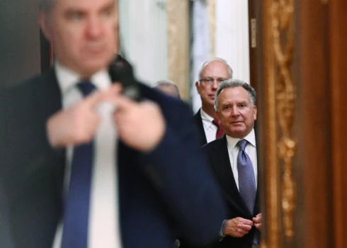 Donalda Trampa īpašais sūtnis Stīvs Vitkofs pirmdien devās uz Maskavu, lai tiktos ar Putinu.