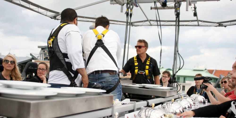 Restorānā "Dinner in the Sky".