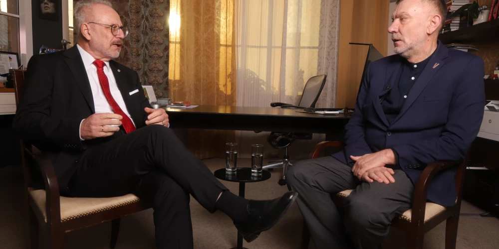 Ar eksprezidentu Egilu Levitu sarunājas viens no Latvijas atpazīstamākajiem politiķiem Andrejs Panteļējevs.