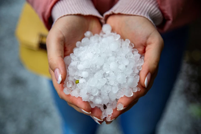 Augustā Latviju pārsteidza krusa.
