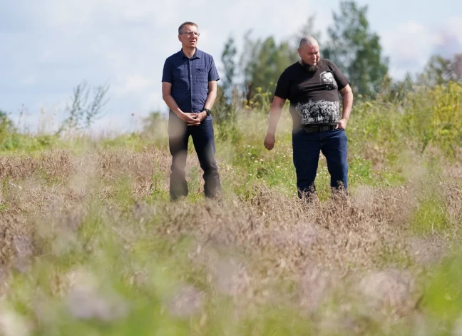Apskatīt lietavu nodarīto postu devās arī Valsts prezidents Edgars Rinkēvičs, kuru viesos uzņēma SIA “Laduži Agro” saimnieks Aldis Strods (pa labi) Murmastienē.