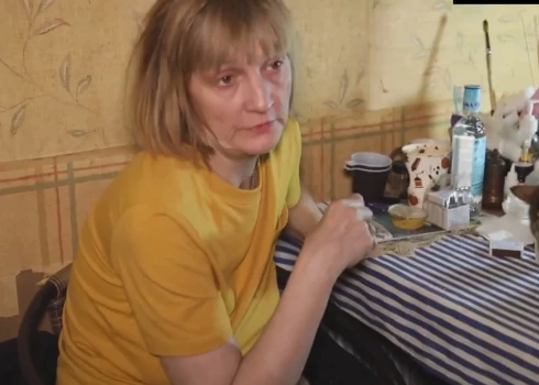 Качалина сама призналась в своей зависимости и затворническом образе жизни. После осуждения Михаила Ефремова за пьяное ДТП она лишилась его финансовой поддержки и оказалась на грани выживания.