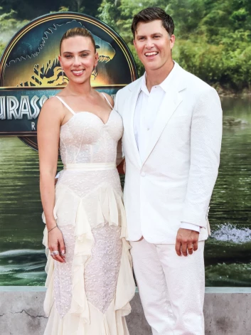 Skārleta Johansone un Kolins Džosts filmas “Juras laikmeta pasaule: Atdzimšana” pirmizrādes vakarā Ņujorkā šā gada jūnijā.