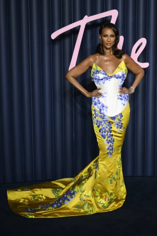 Иман — доказательство, что стиль, харизма и ухоженность стареют намного медленнее паспорта.